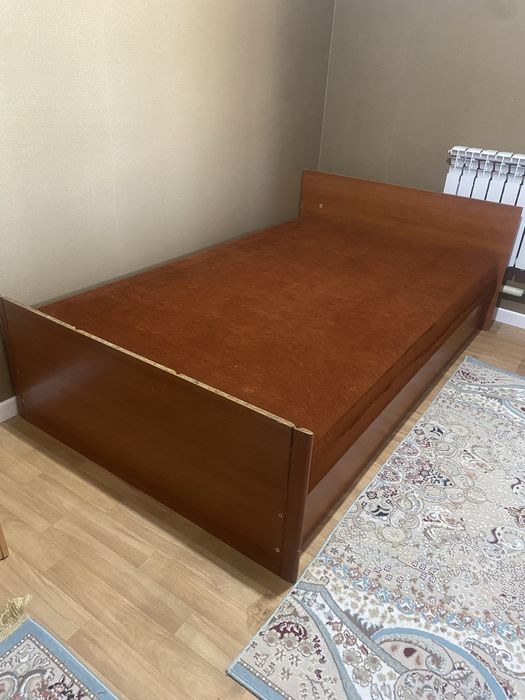 Кровать деревянная