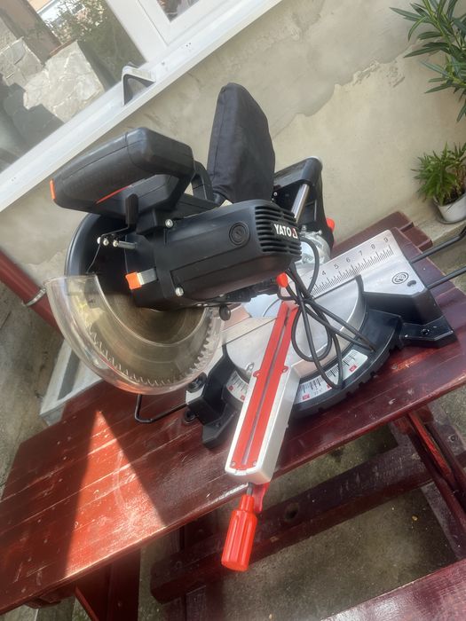 Fierastrau de banc yato 1800 w