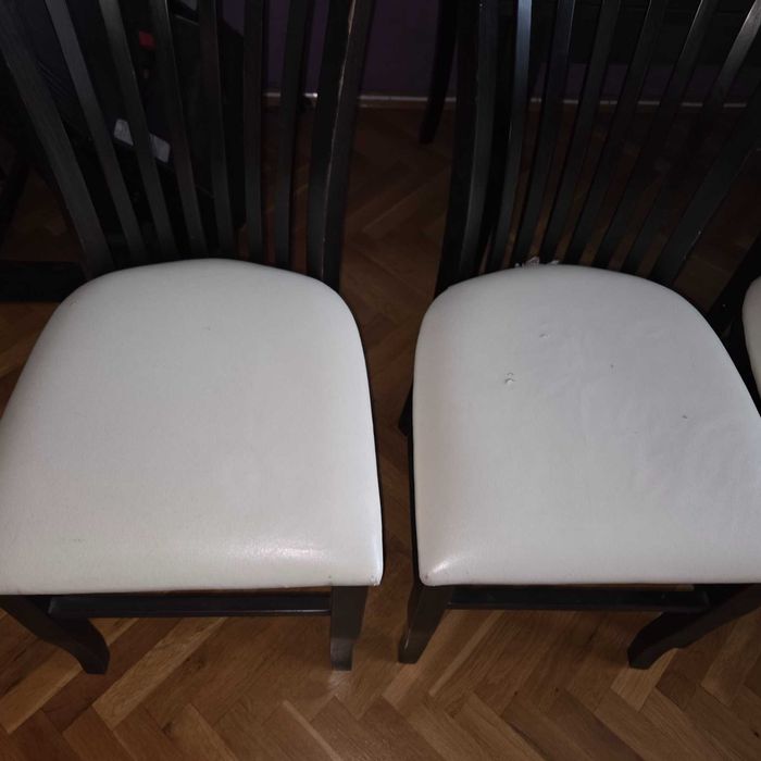 Продавам трапезарна маса с четири стола