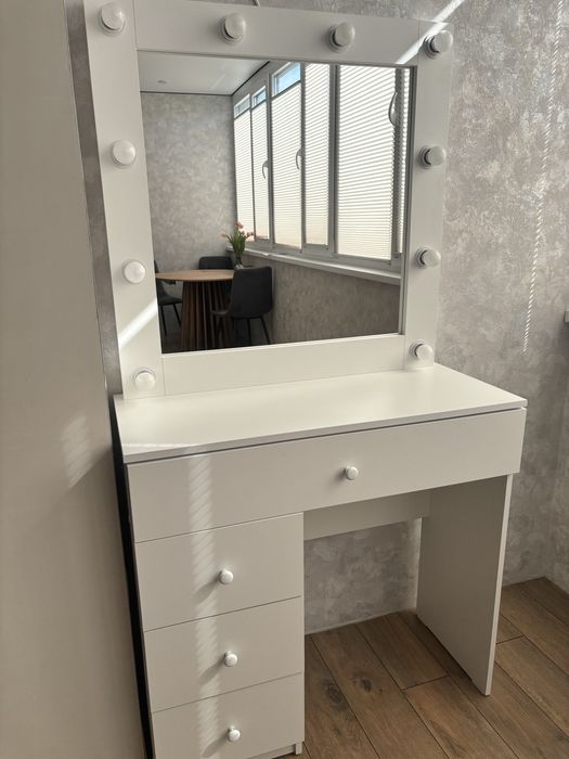 Визажный стол с зеркалом