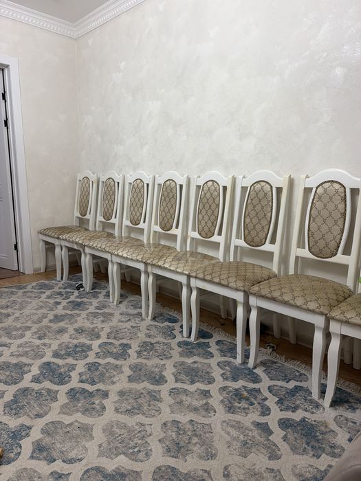 Продаю восемь стульев