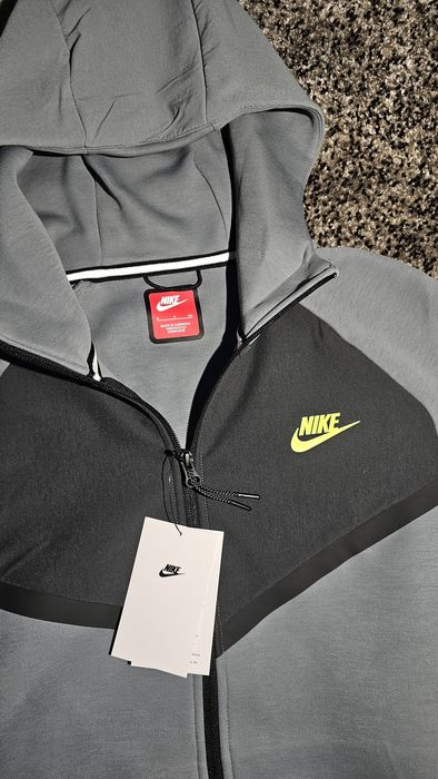„Nike Tech Fleece Gri/Neon - Mărime S”