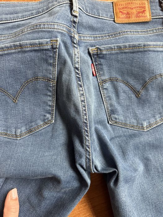 Blugi Levi’s in stare f buna