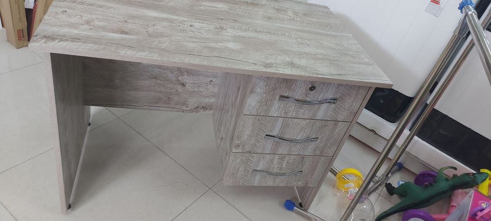 Ofis va do'konlar uchun stol
