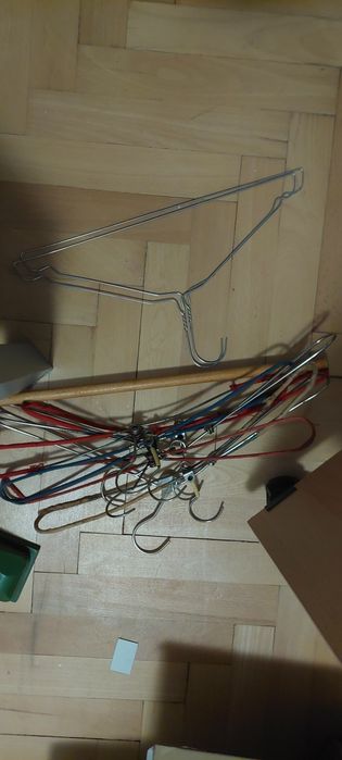 Lot 25 umerașe haine mixte (metal, lemn, plastic, cauciucate)