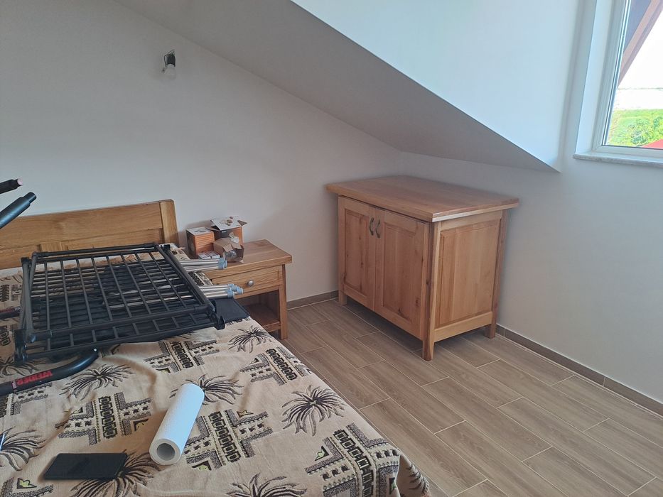Paturi noptiere comode mese scaune