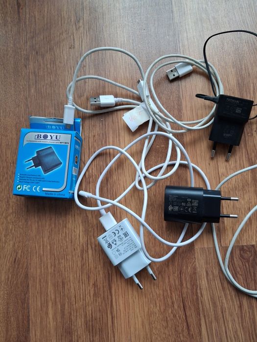 Зарядни устройства и кабели