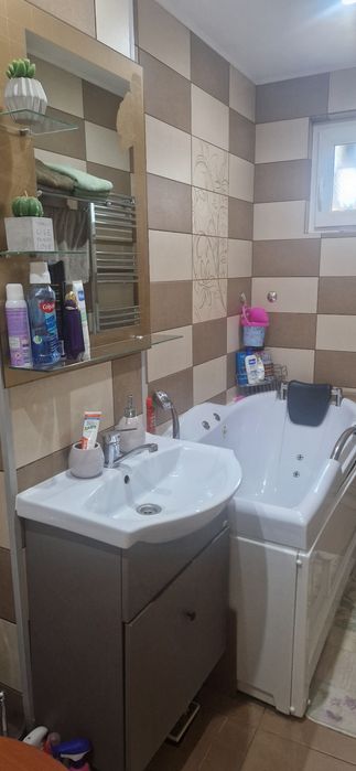 Apartament cu 3 camere de închiriat