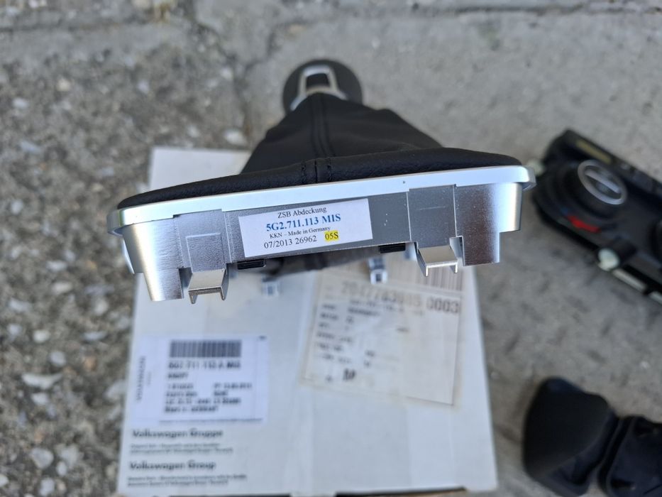 Подлакътник, скоростен лост, управление за климатроник, гумички педали