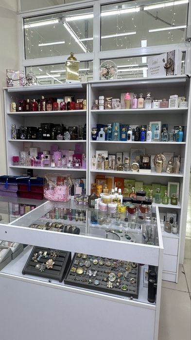 Продаются витринные полки (без комода)