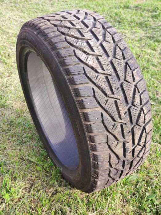 Гуми зимни  245/45/18