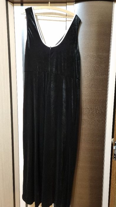 Черна рокля от кадифе с гарнитура бели перли и кантове.