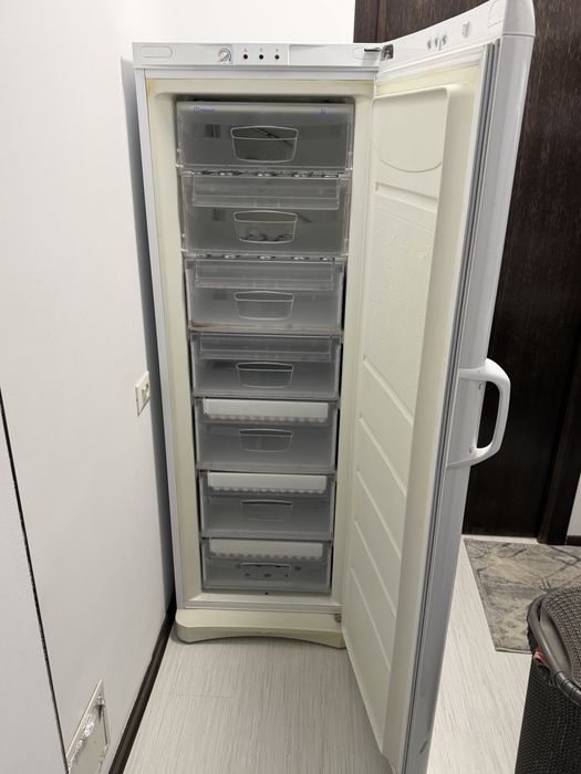 Lada frigorifica verticala INDESIT