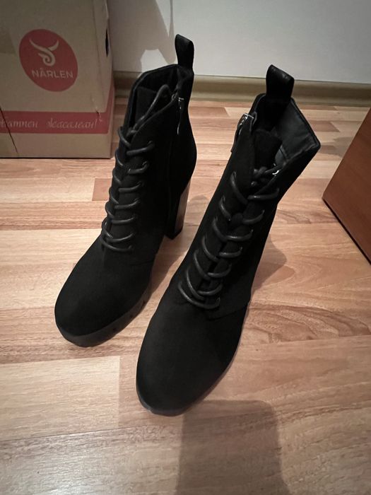 Продам женские ботиночки.