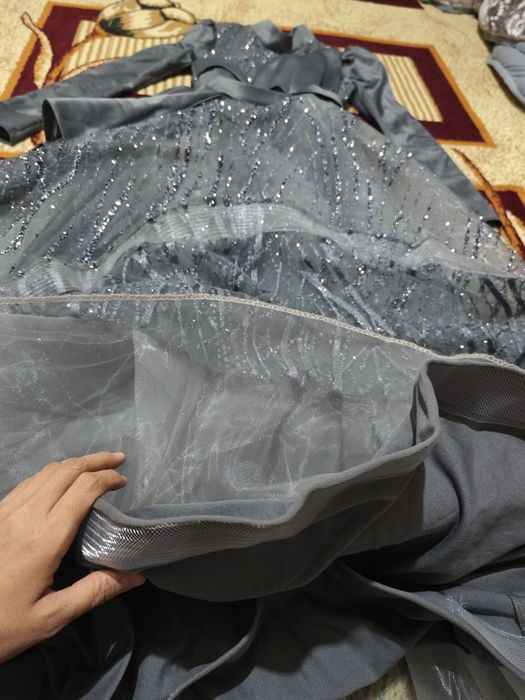 Dizayner tomonidan tikilgan oqshom libosi