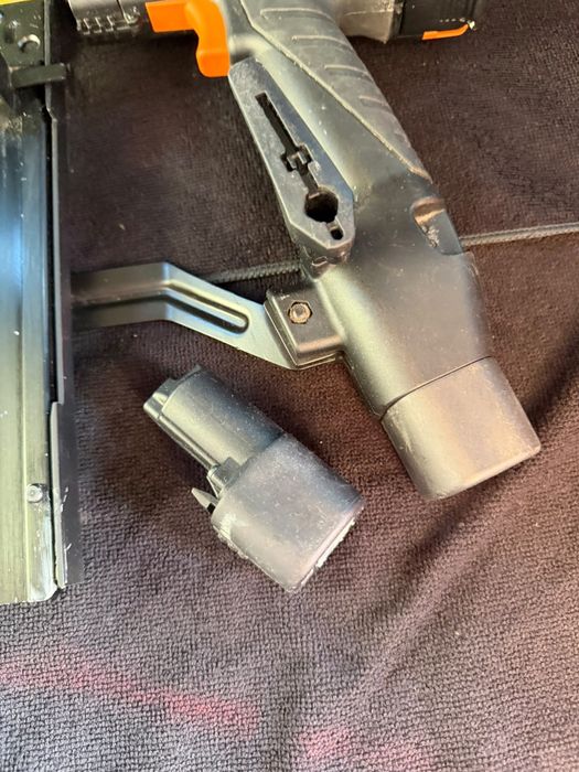 T jep pistol de cuie capse pe acumulator si gaz