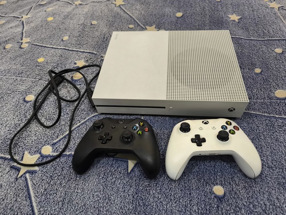 Xbox one s 1tb в отличном состоянии