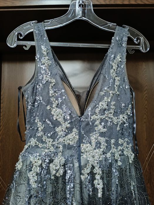 Уникална официална рокля няма забележки по нея, размер ХС