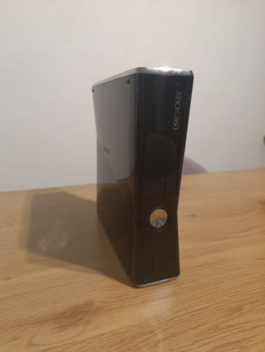 Продавам XBOX 360 pro с джойстик и 210 игри