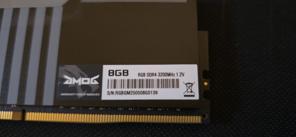 ОЗУ, оперативка DMOG DDR4 2x8 3200MHz с RGB подсветкой и радиатором.