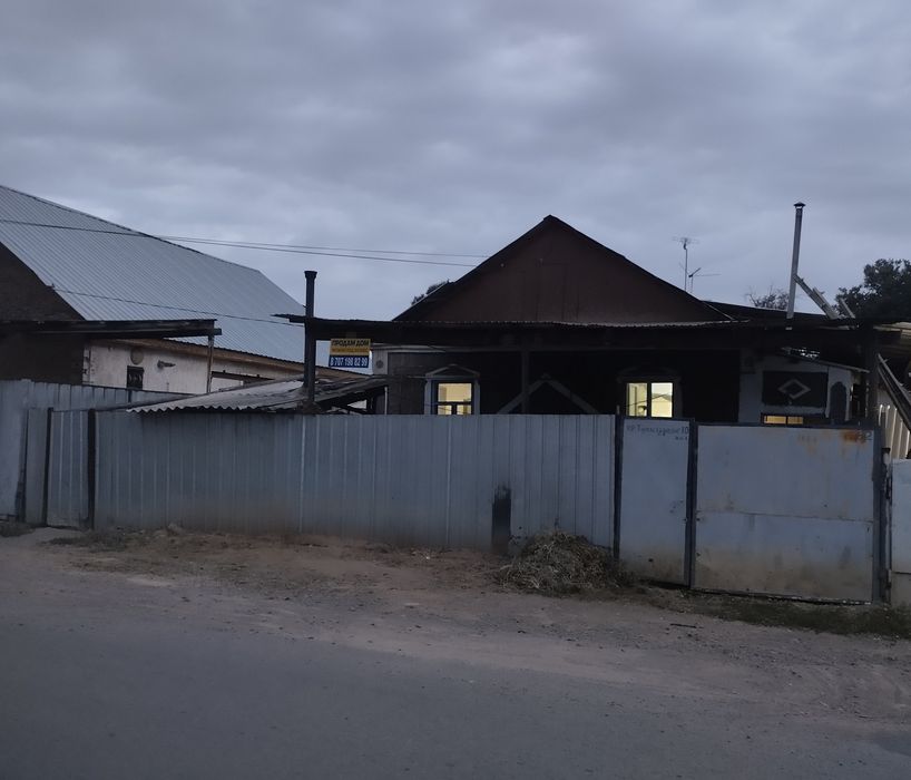 Продам пол дома +3времянки в центре Каскелен