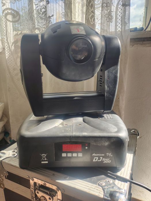 American DJ (ADJ) DJ Spot 300 – cap mobil tip moving head spot pentru iluminat de scenă și evenimente.