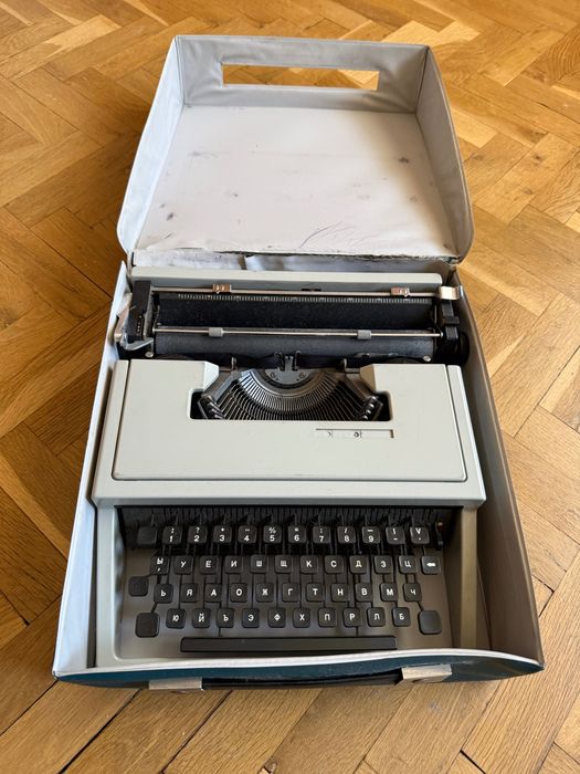 Пишеща машина на кирилица Olivetti