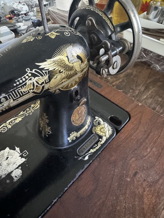 Masina de cusut Singer originala, Clasa 15K, cu decorul Sphinx (sfinx înaripat Egyptian auriu)