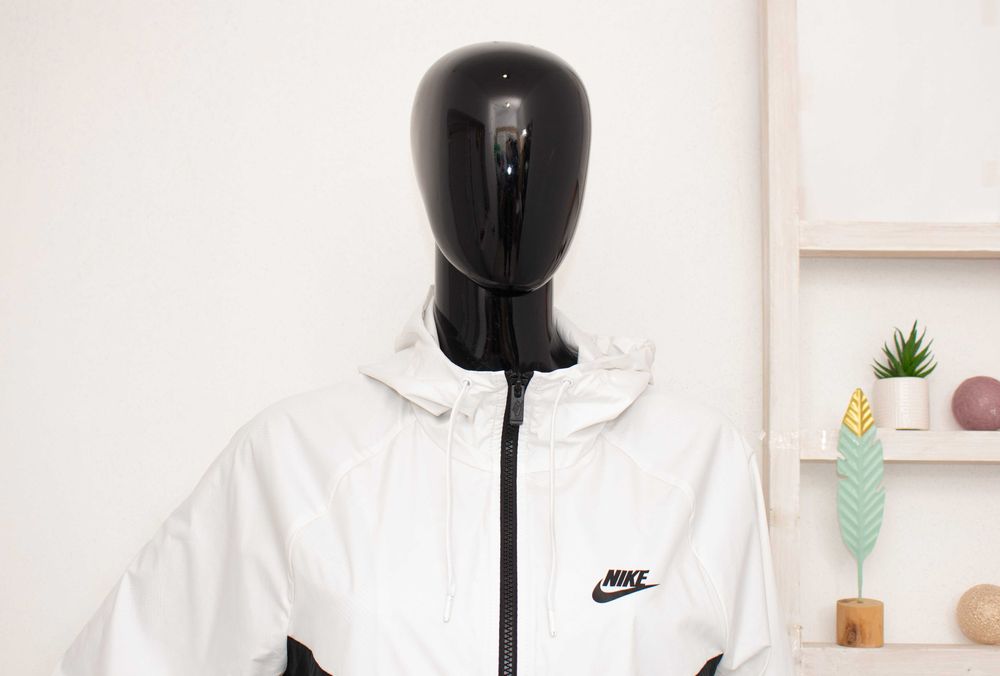 Nike оригинално дамско яке черно и бяло ветровка с качулка S