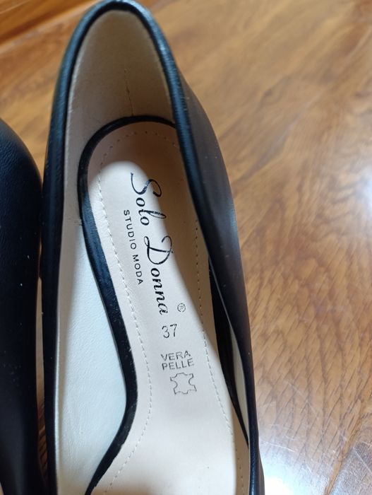 Vând pantofi stiletto noi de piele