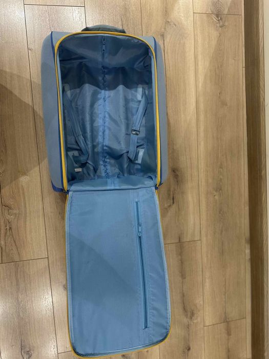 Детски куфар с колелца.