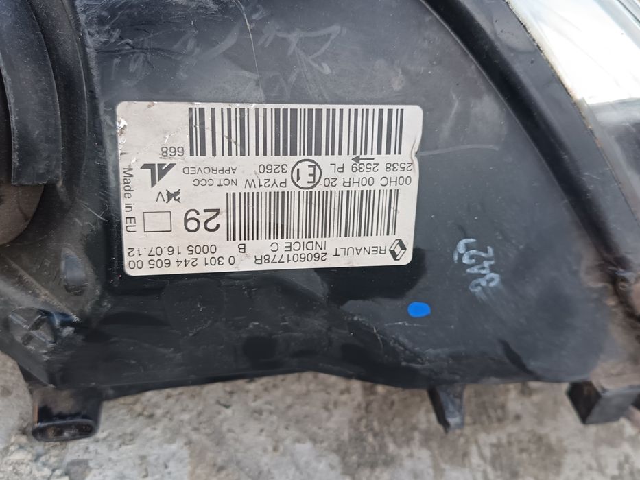 Vând aripa Megane 3 bose,și far stânga cu sticla neaga , stare buna !