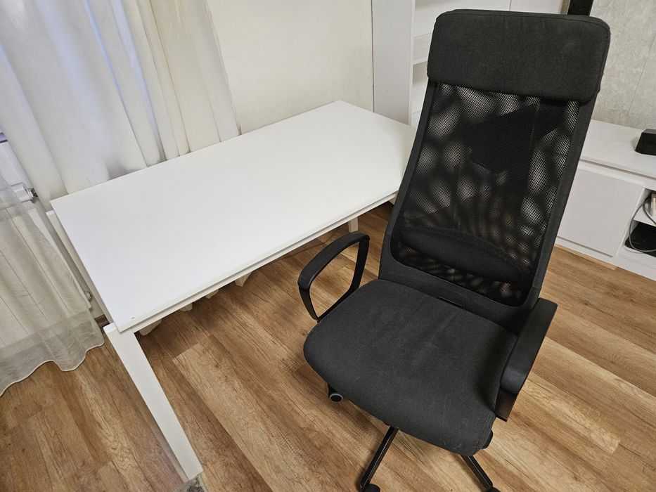 Бяло бюро и черен офис стол
