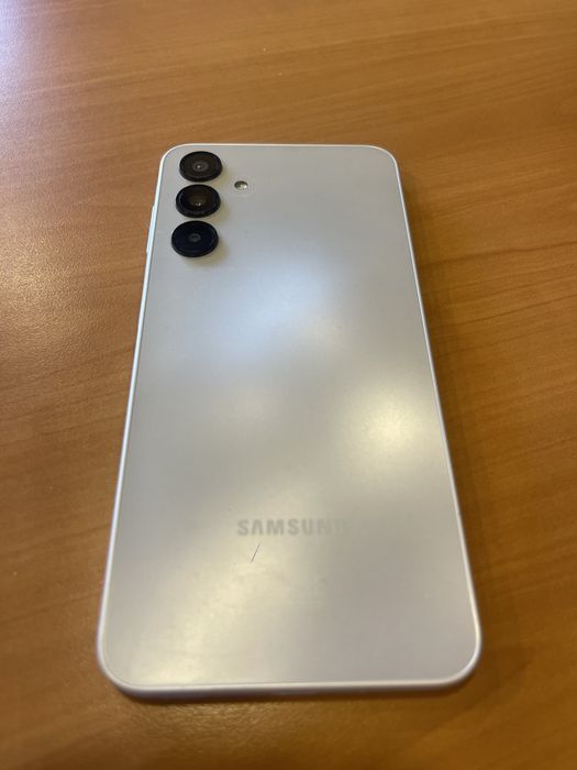 Samsung A16 5G.