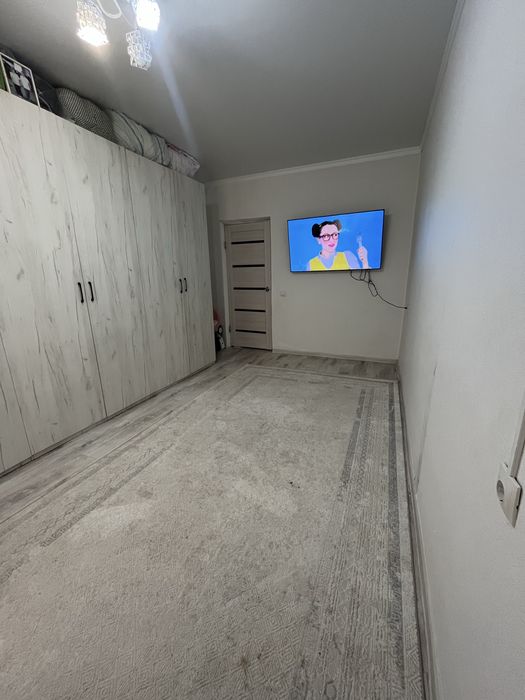 Үй сатылады! Жаңа үйдегі 3 бөлмелі кең пәтер .