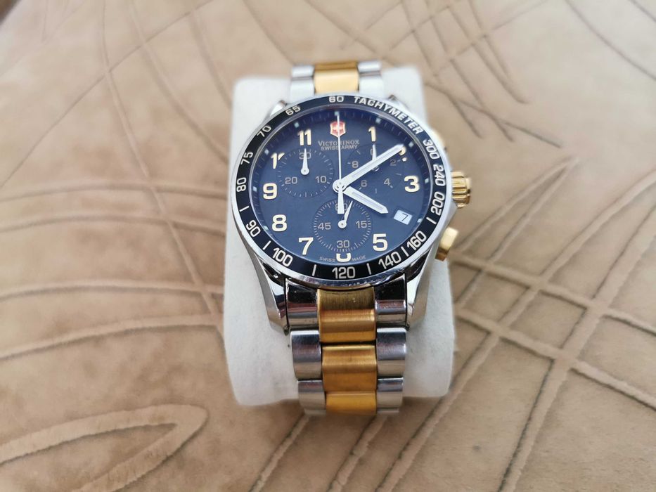 Продавам часовник Victorinox Swiss Army