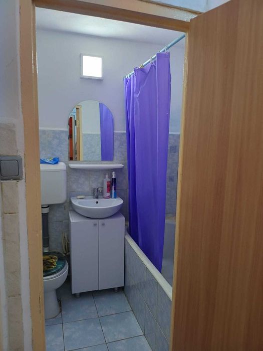 Închiriez apartament 2 camere, confort 2 decomandat, utilat și mobilat, suprafață totală 40 mp, etajul 3 /4.