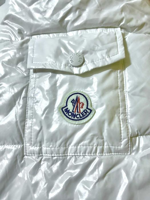 Geaca shiny calduroasa Moncler Maya alba - lucioasa down jacket cu puf