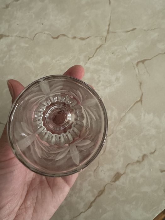 Продается стеклянная посуда (стаканы и вазы)