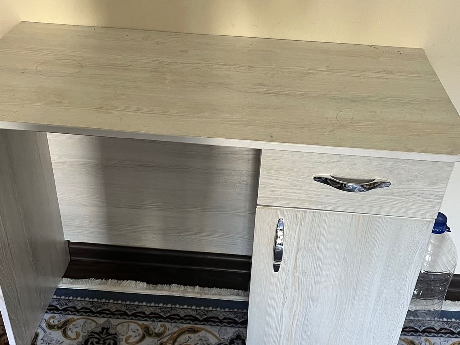 Письменный стол в отличном состоянии