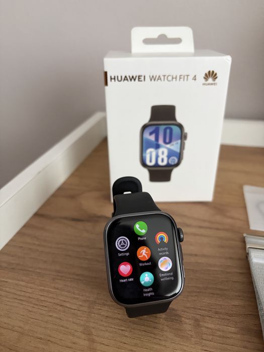 Часовник Huawei Fit 4