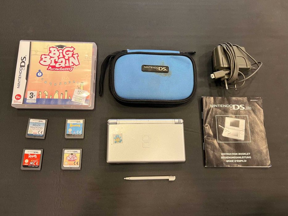 Nintendo DS Lite + incarcator si husa originale + jocuri