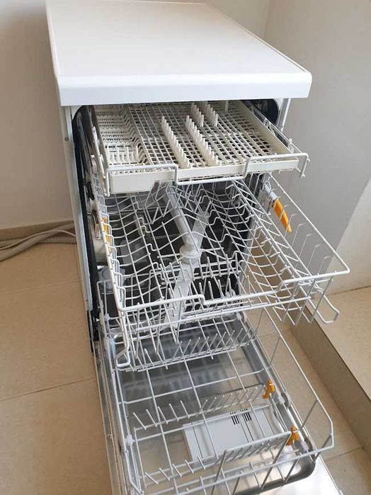 Miele Съдомиялна - 9 Комплекта - Свободностояща - 45см - Тясна