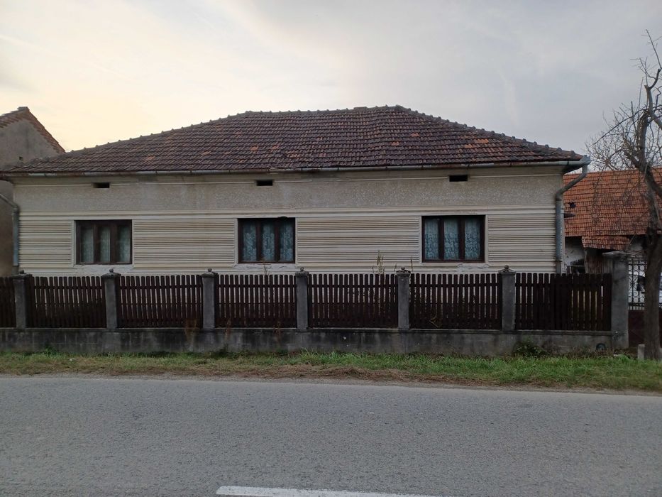 Casă de vânzare în localitatea Julița, comuna Vărădia de Mureș, județul Arad.