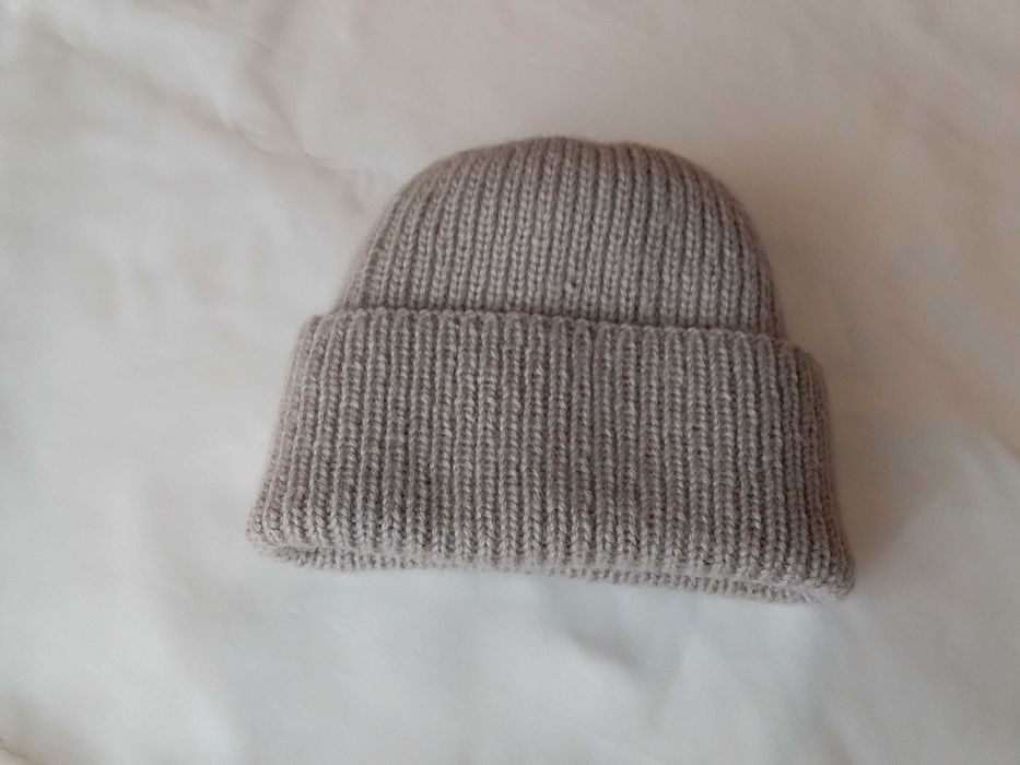 шапка женская и мужская вязанная на спицах
