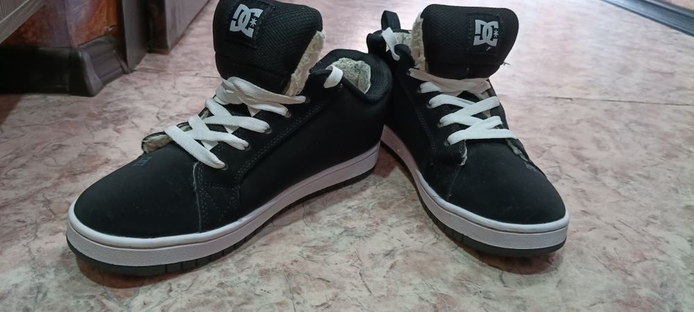 Продам кроссовки дутыши