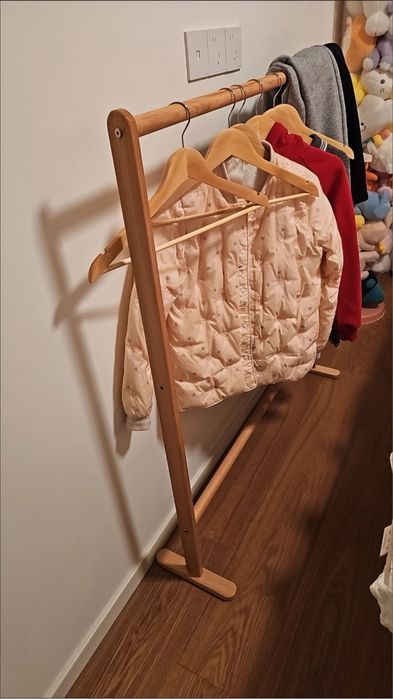 Деревянная стойка вешелка