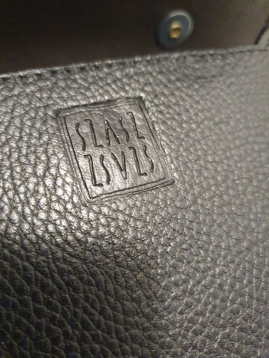 Geanta piele cu maner din lemn Szász Zsuzsa, NOUA