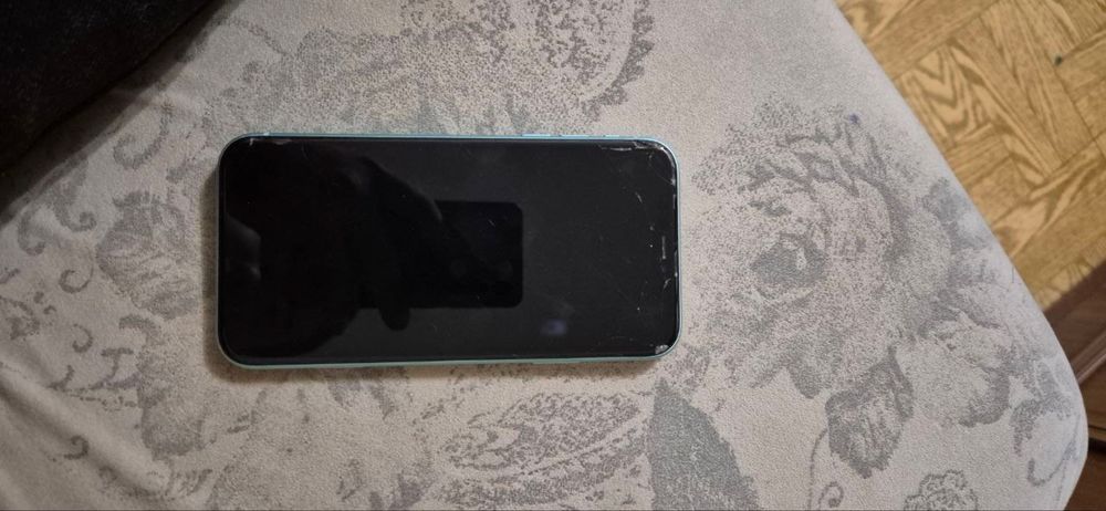 Продам айфон 11 на 64 гб батарея 77