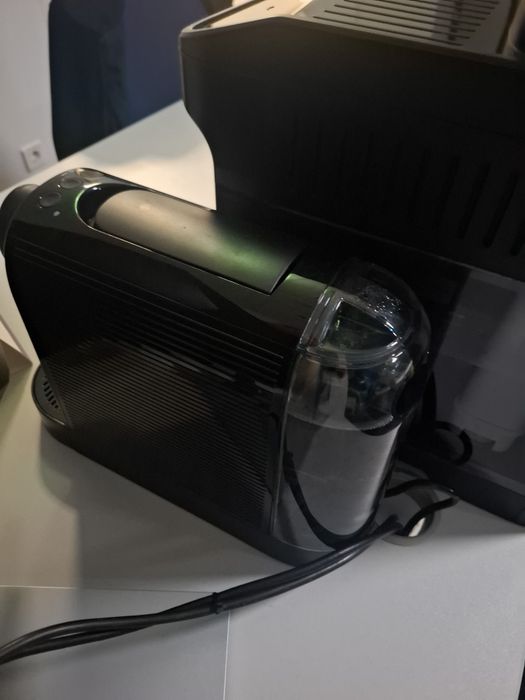 vand expresor cafea cu capsule.nou. 15 bari,10 cafele incluse